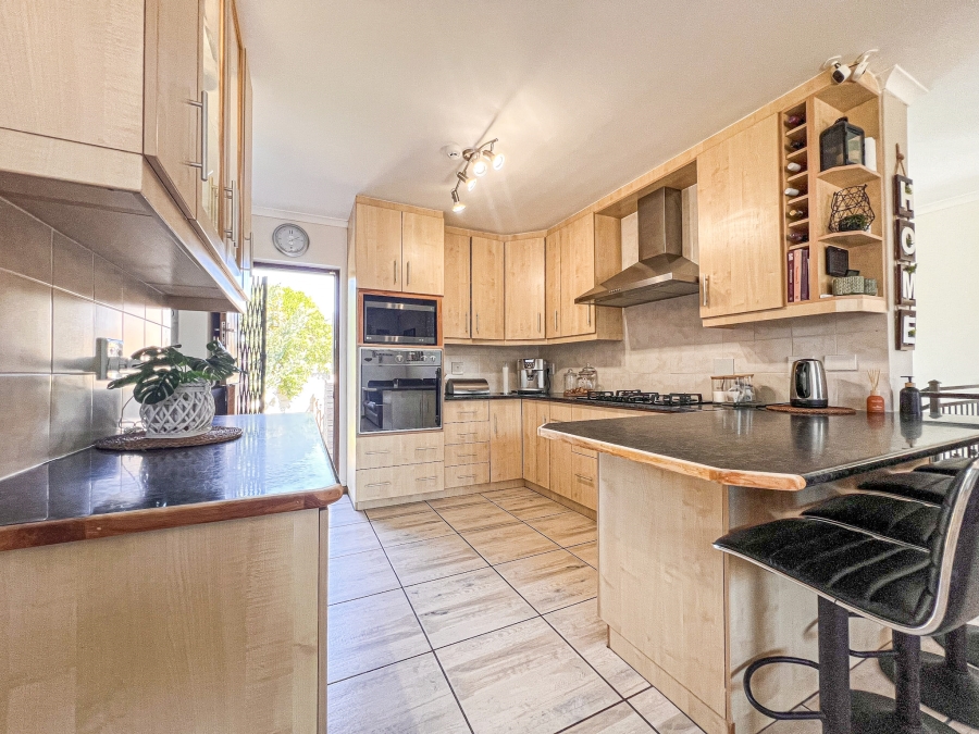 4 Bedroom Property for Sale in Middedorp Western Cape